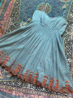 美品ベッツィジョンソンの 水色パーティードレス Mサイズレース刺繍妖精