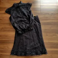 黒いフリル付きセットアップ