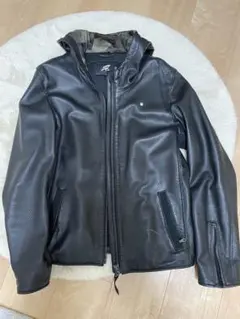 フード付き黒レザー風アウタージャケット