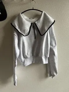 大きな襟付きグレークロップドスウェット