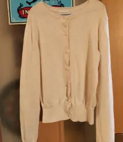 GU アイボリー ボタン付きカーディガン