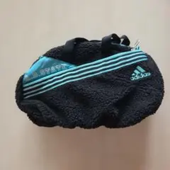 値下げ交渉OK！　adidas ボア素材 ポーチ ブラック×ライトブルーのサムネイル