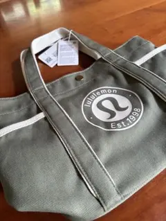 新品未使用　lululemon トートバッグ カーキのサムネイル