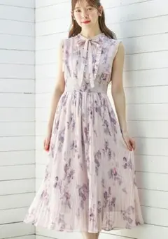 リボン付きウエストシャーリングフラワープリントプリーツワンピース　ラベンダー