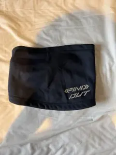 黒いロゴ入りネックウォーマー