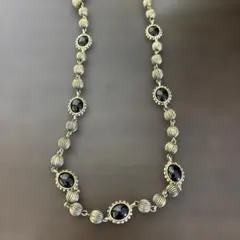 エレガントな黒石と金色ビーズのネックレス