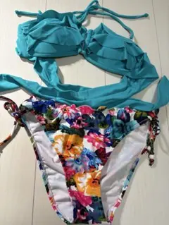 フリル付きトップと花柄ボトム