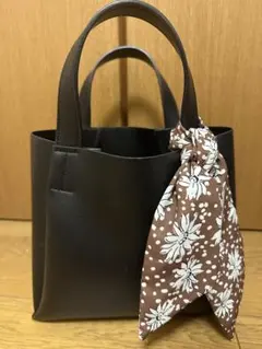 黒のスカーフ付きトートバッグ