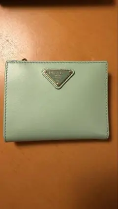 ！値下げ中！PRADA 二つ折り財布　サフィアーノ　エメラルドグリーン プラダ 二つ折り財布 サフィアーノ エメラルドグリーン - メルカリ