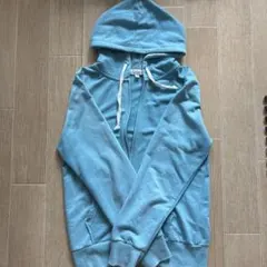 水色パーカー