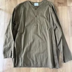 ヘンリーネックシャツ　カーキ　Lサイズ