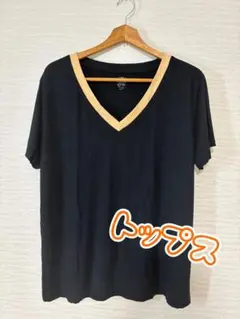 黒のVネックTシャツ ベージュトリム