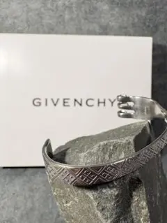 Givenchyバングル