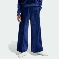 アディダスオリジナルス　プレミアム エッセンシャルズ ベロア トラックパンツ