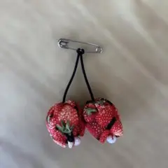 いちご柄　さくらんぼ　ピンバッチ