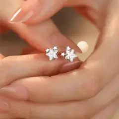 星形デザイン シルバー色ピアス