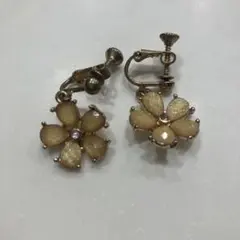 花の形状の金色メタルイヤリング