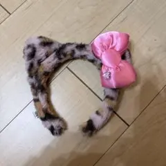 ヒョウ柄カチューシャ ピンクリボン付き