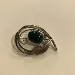 シルバー 葉デザイン ブローチ 緑色の石