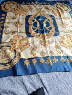 ゴールドとネイビーのシルクスカーフ