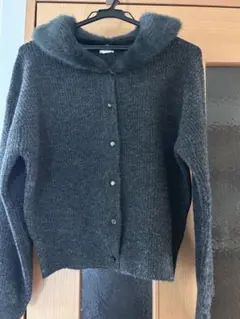 ファー付きダークグレーのニットカーディガン