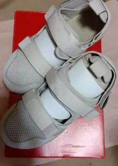 ニューバランスUA710AG1未使用ベージュサンダル