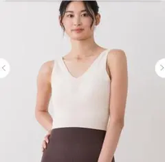 アイボリー Vネック タンクトップ 未使用