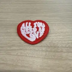 ハート型 ALL YOU NEED IS LOVE ワッペン ブローチ