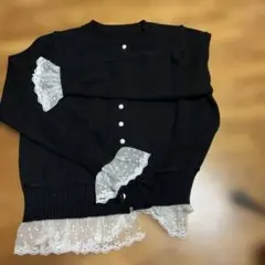 黒いレース付きニットセーター