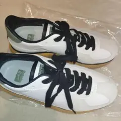 ほぼ新品　Onitsuka Tiger DELECITY デレシティ スニーカーのサムネイル