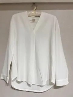 【COO +i】ホワイト Vネック 長袖シャツ