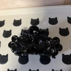 黒い花モチーフ ヘアクリップ 中型