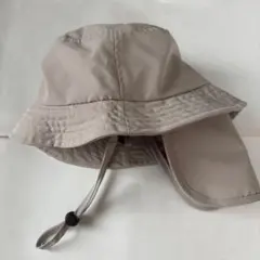 ベージュ バケットハット 後ろフラップ付き