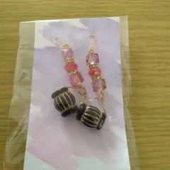 ピンクと黒のビーズ フックピアス