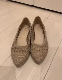 ベージュ 編み込みデザイン フラットシューズ