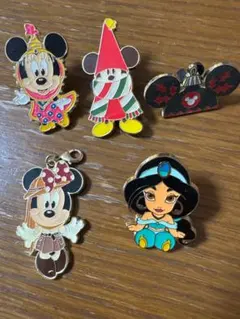 ディズニー　ピンバッジチャームセット