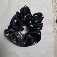 新品未使用ノベルティCHANEL シャネルロゴ プリントシュシュラベル付黒送料込