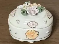 花の装飾付き丸型菓子入れ