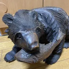 木製クマの彫刻 魚を持つ　北海道