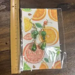 緑のビーズ フック式ピアス