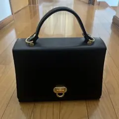 黒のハンドバッグ ゴールド金具