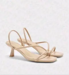 ベージュ ストラップサンダル ヒール付き