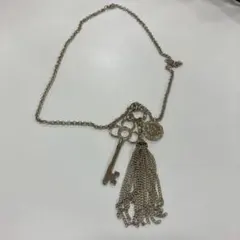 鍵とタッセルのネックレス