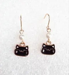 ホワイトパールと黒猫さんピアス　福猫