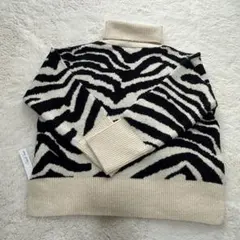 Shell'bee ゼブラ柄タートルネックニット