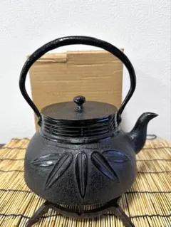 未使用品、供箱付　南部高陽堂　１５型笹文様　鉄瓶 南部鉄瓶 南部鉄器　鉄瓶 未使用品、供箱付 南部高陽堂 15型笹文様 鉄瓶 南部鉄瓶 南部鉄器