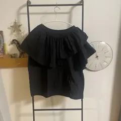 フリル付き黒オフショルダー半袖トップス