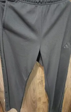 adidas ブラック ジャージパンツ