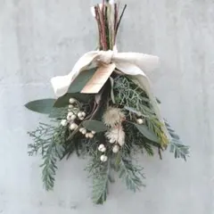 13.フレッシュグリーンとドライフラワーのクリスマススワッグ　30cm　ユーカリ