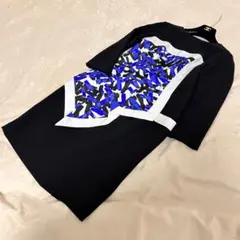 華やか幾何学模様ロングワンピース 黒　青　膝丈 Byfas